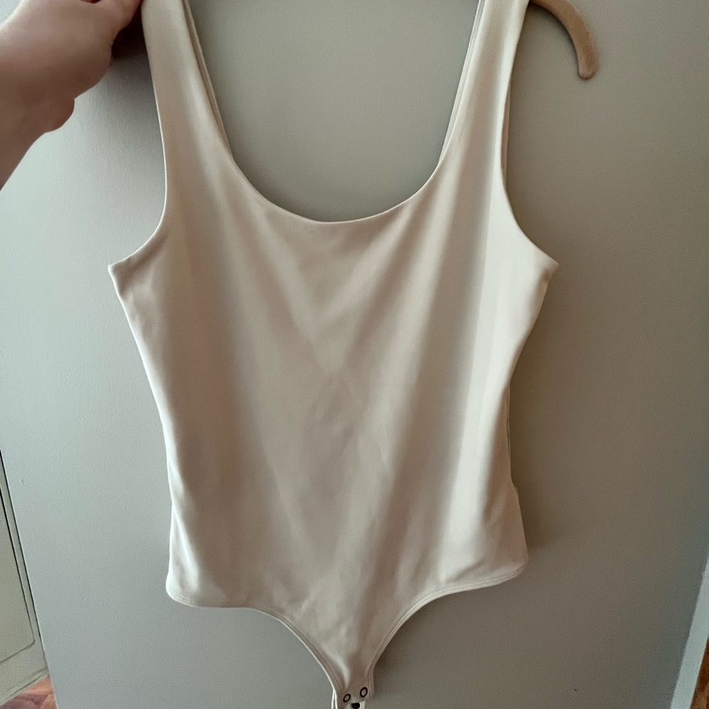 EXPRESS Body Countour Bodysuit Scoop Neck Crème